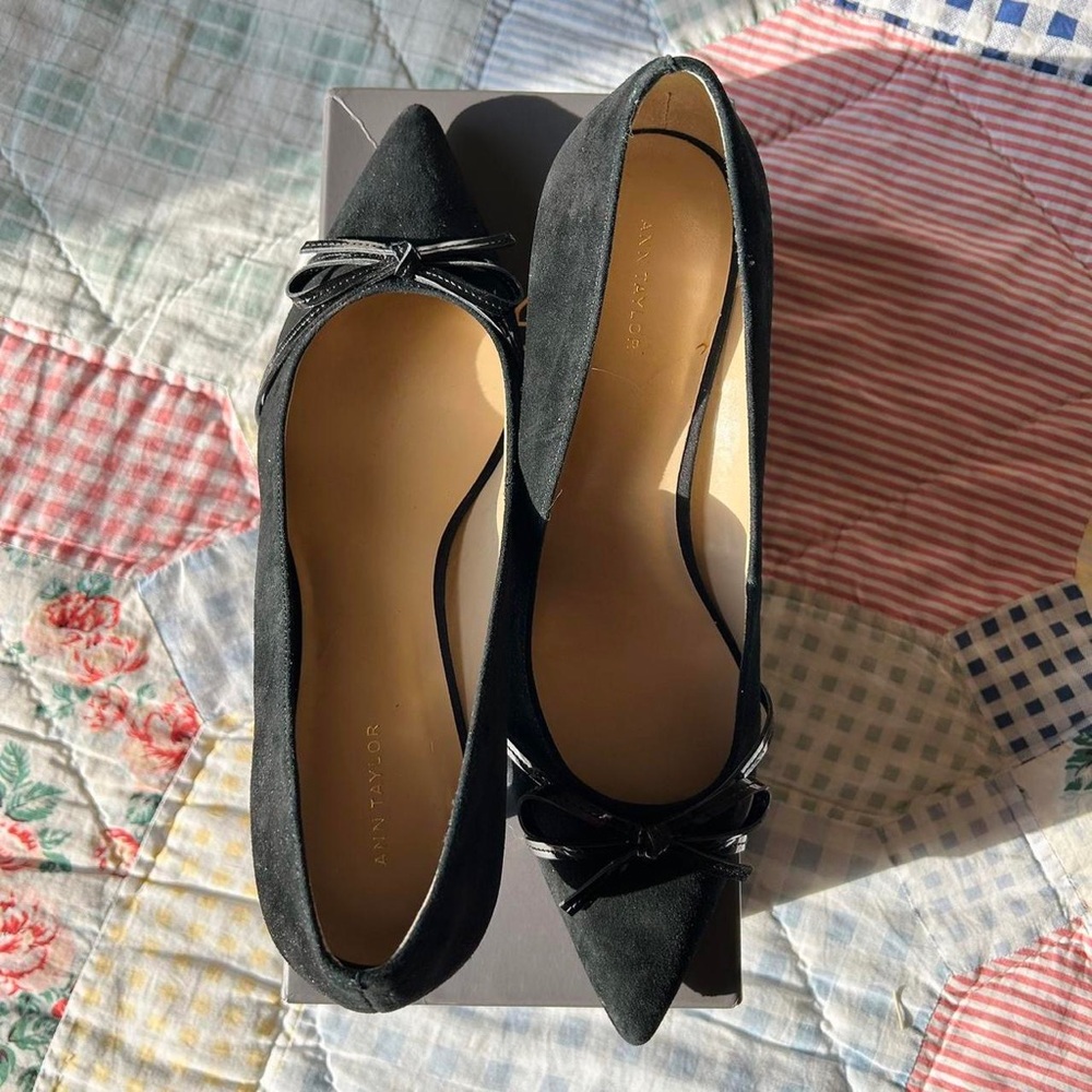 Black suede & patent kitten heels w bow details by Ann Taylor. Size 8.5